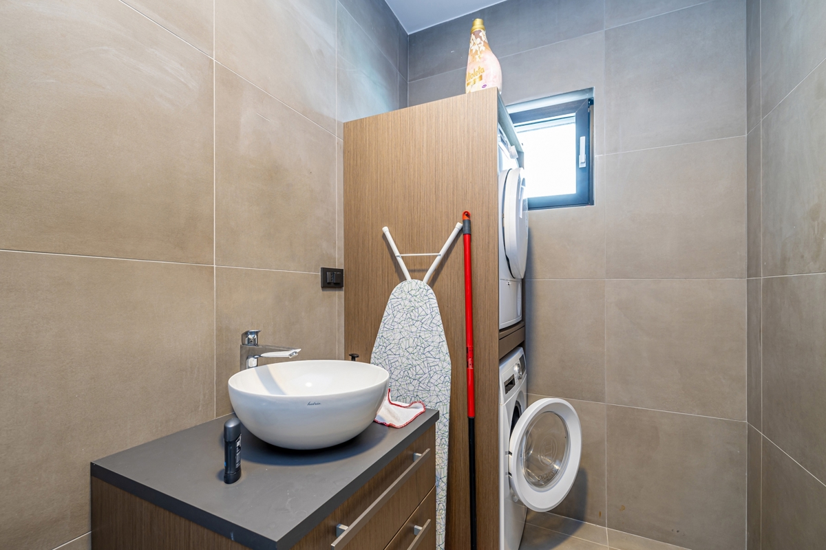 PUNAT - Casa bifamiliare con piscina e vista mare