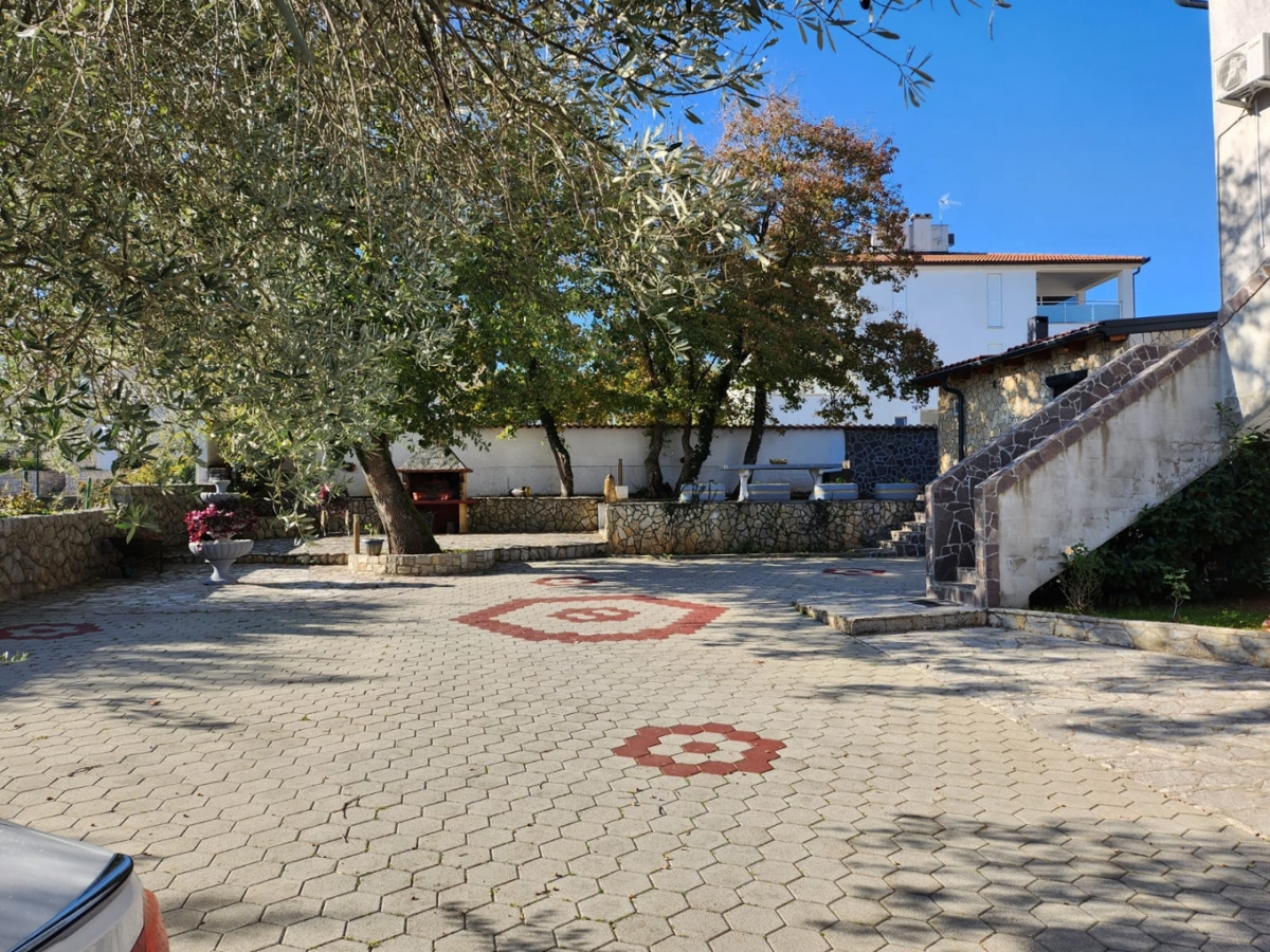 MALINSKA, PORAT - Appartamento con due camere da letto con giardino e garage