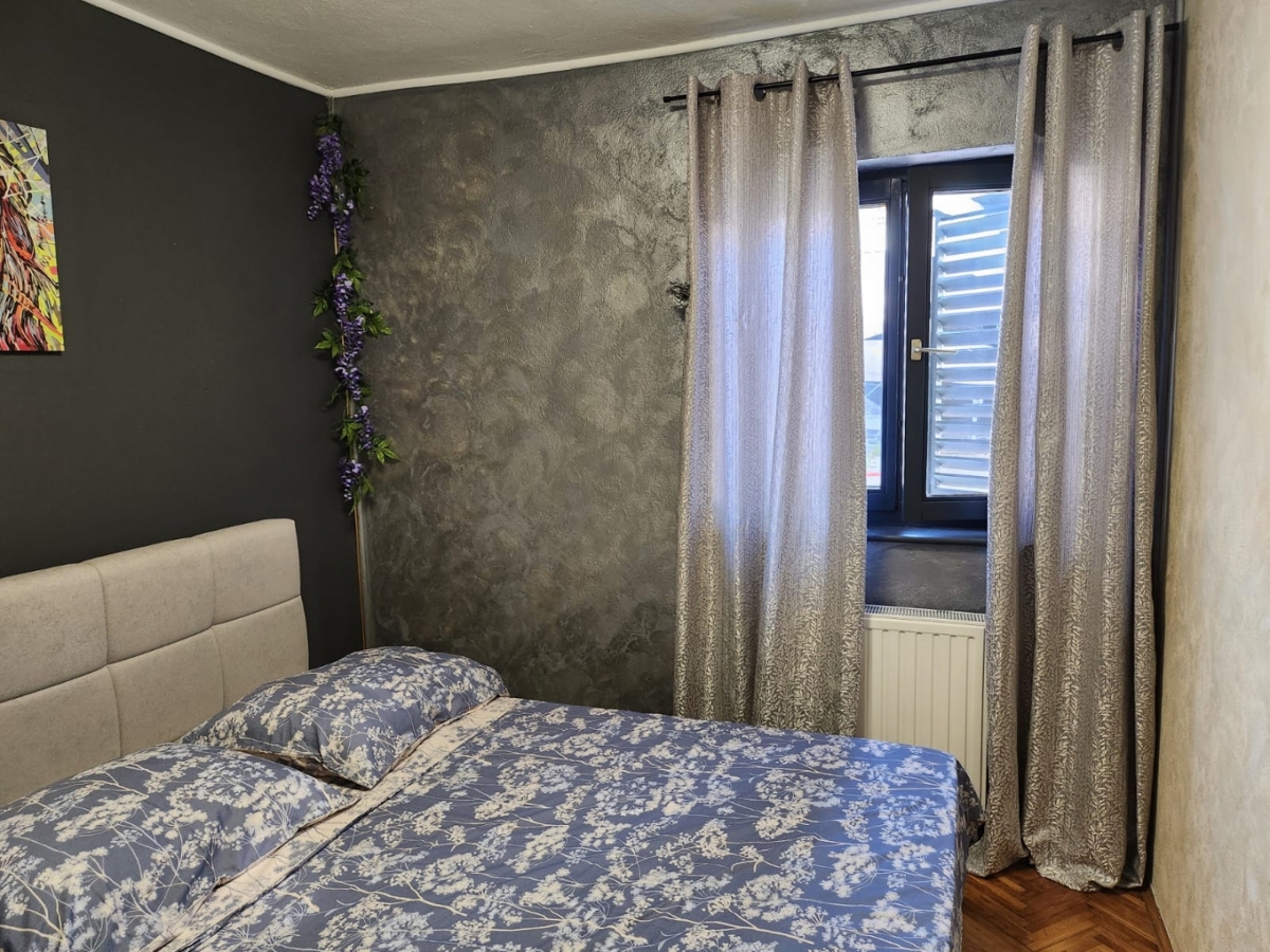 MALINSKA, PORAT - Appartamento con due camere da letto con giardino e garage