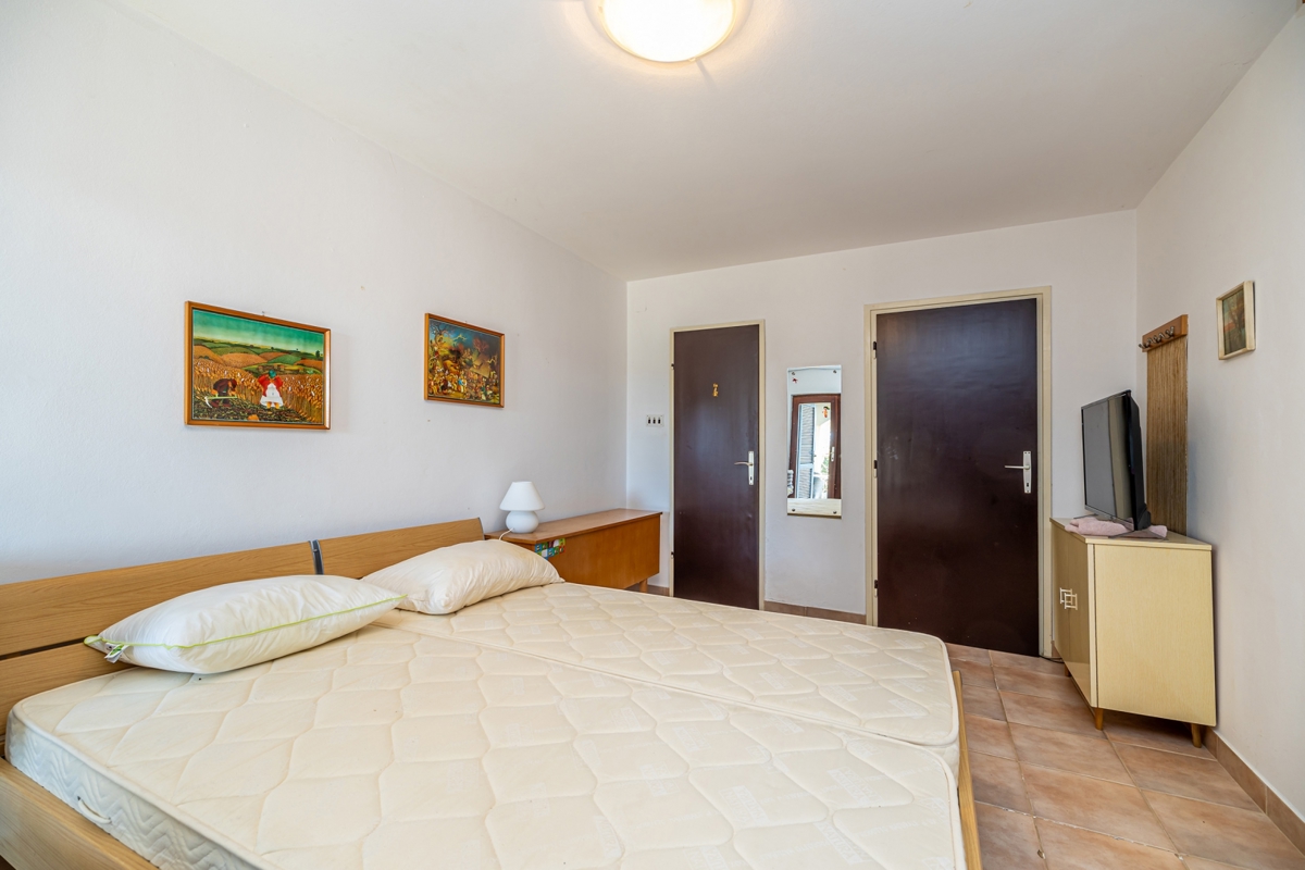 CITTÀ DI KRK - Casa indipendente in seconda fila al mare