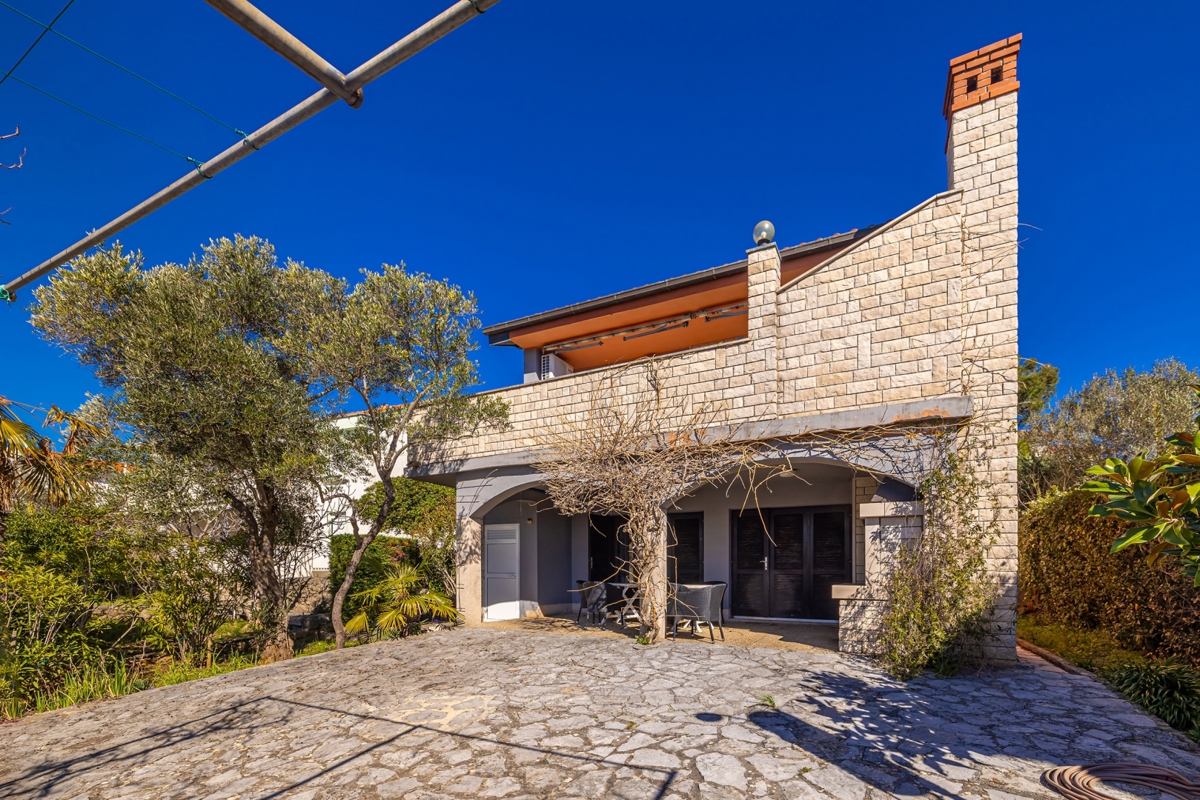 CITTÀ DI KRK - Casa indipendente in seconda fila al mare