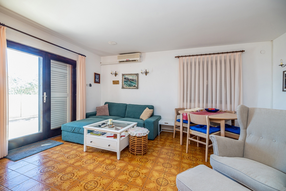 CITTÀ DI KRK - Casa indipendente in seconda fila al mare