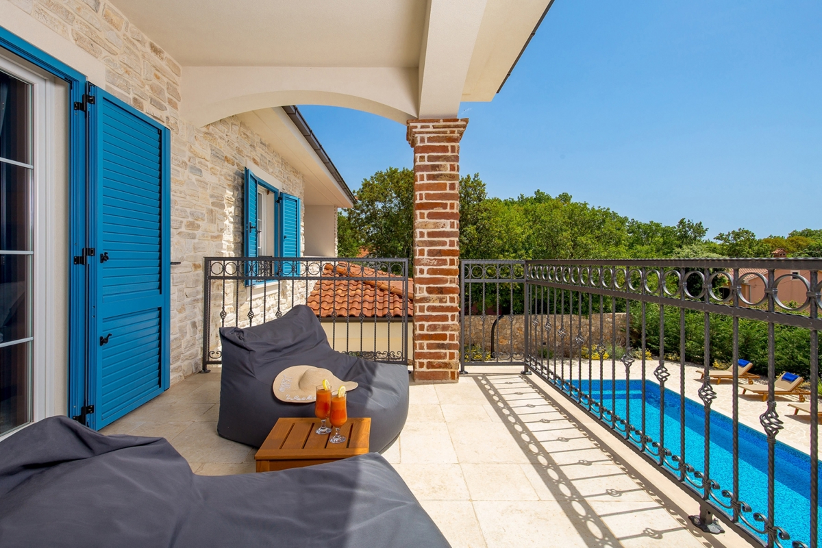 ISOLA DI KRK, KRAS - Autentica villa in pietra con piscina e campo da bocce nel cuore dell'isola di Krk