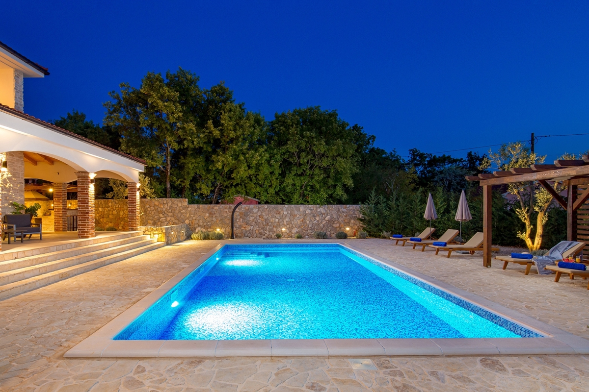 ISOLA DI KRK, KRAS - Autentica villa in pietra con piscina e campo da bocce nel cuore dell'isola di Krk