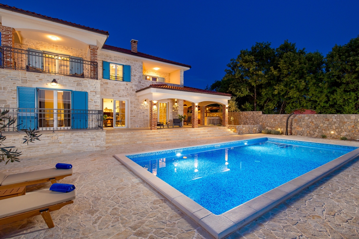 ISOLA DI KRK, KRAS - Autentica villa in pietra con piscina e campo da bocce nel cuore dell'isola di Krk