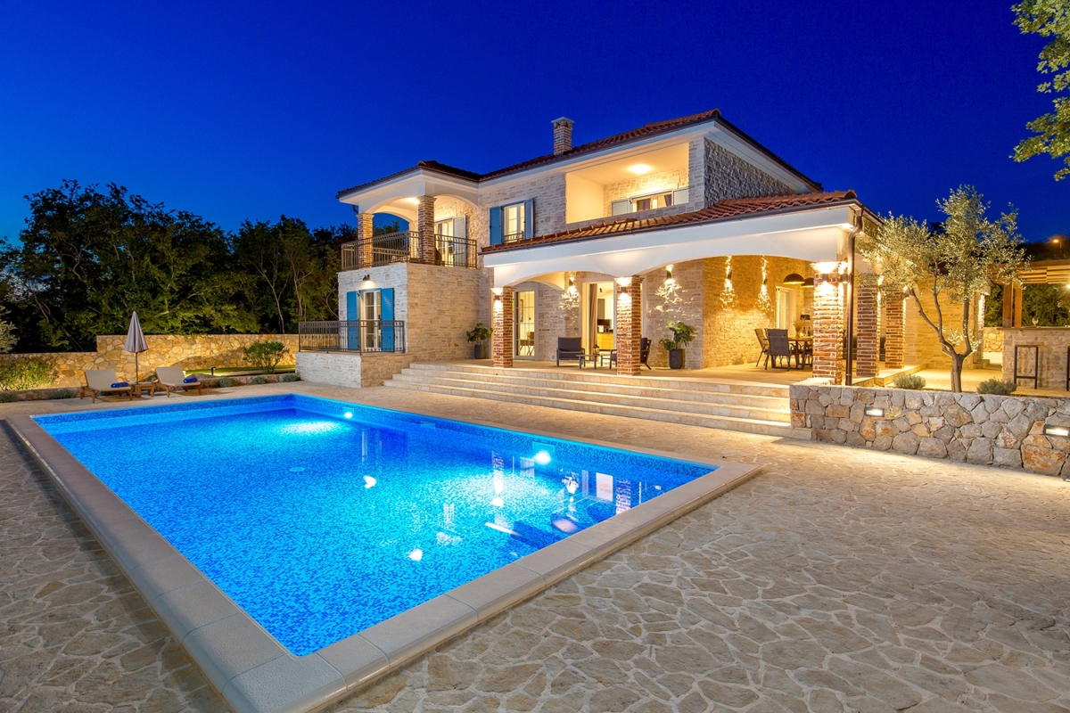 ISOLA DI KRK, KRAS - Autentica villa in pietra con piscina e campo da bocce nel cuore dell'isola di Krk