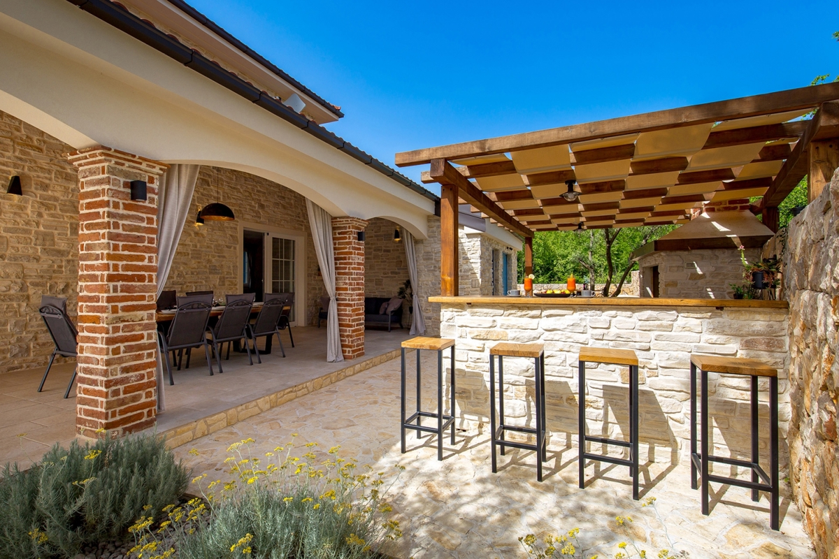 ISOLA DI KRK, KRAS - Autentica villa in pietra con piscina e campo da bocce nel cuore dell'isola di Krk