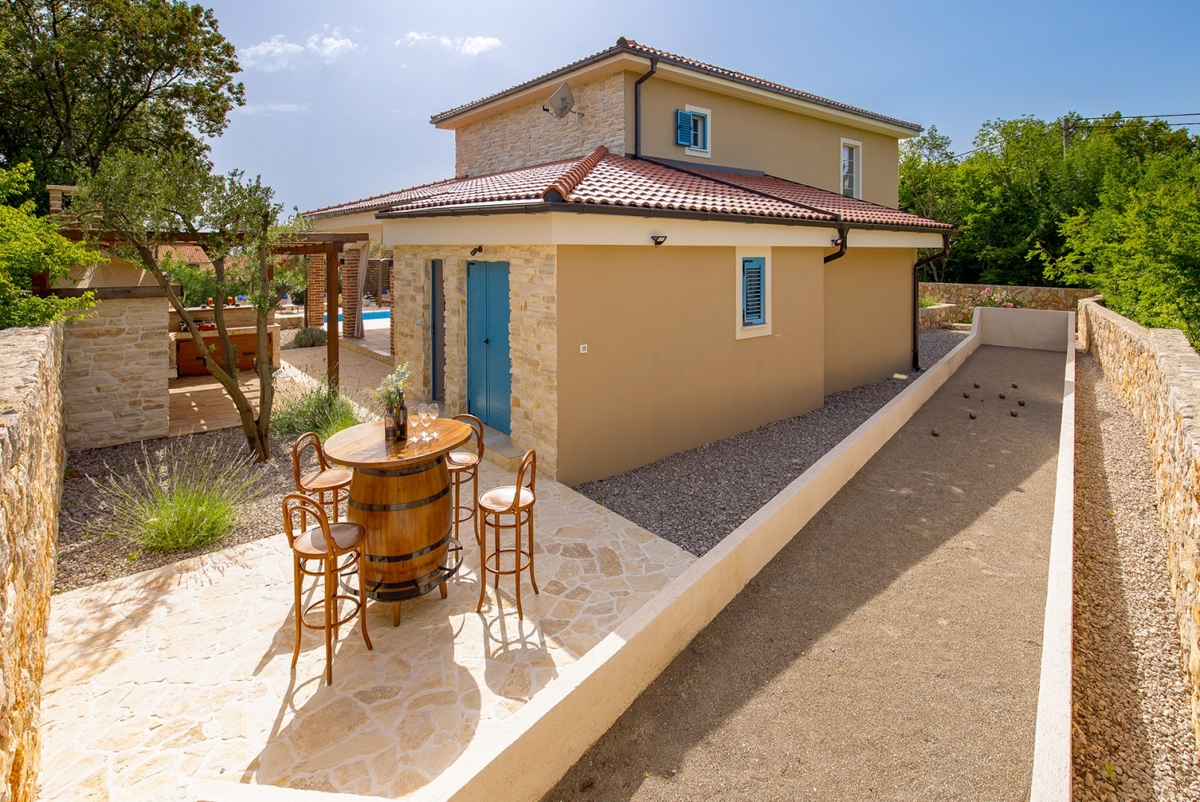 ISOLA DI KRK, KRAS - Autentica villa in pietra con piscina e campo da bocce nel cuore dell'isola di Krk