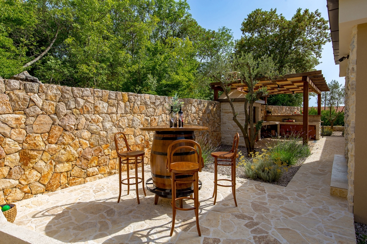 ISOLA DI KRK, KRAS - Autentica villa in pietra con piscina e campo da bocce nel cuore dell'isola di Krk