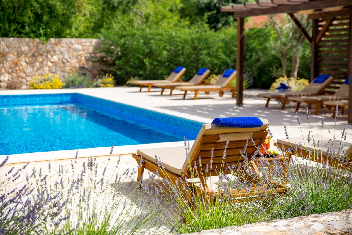 ISOLA DI KRK, KRAS - Autentica villa in pietra con piscina e campo da bocce nel cuore dell'isola di Krk