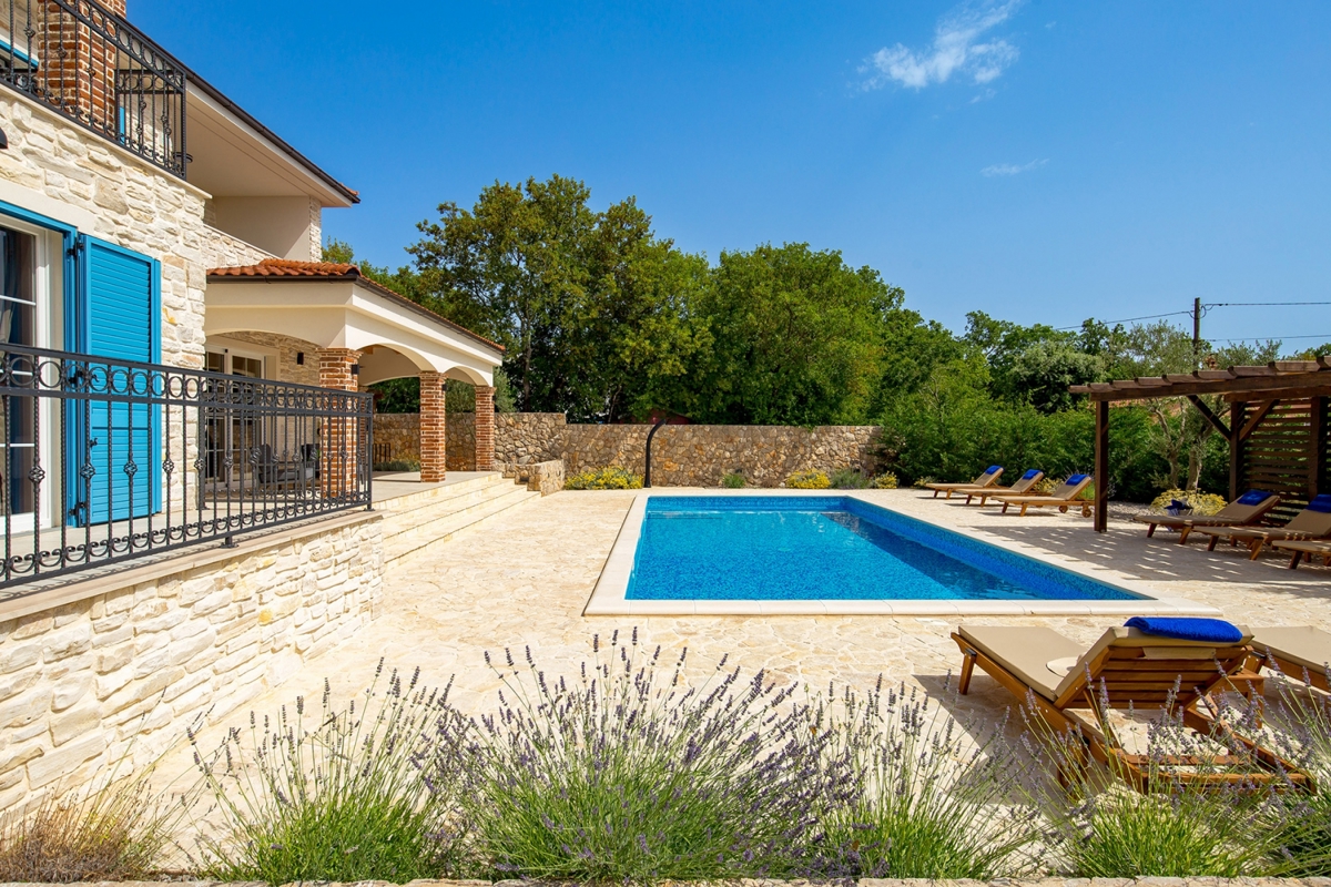 ISOLA DI KRK, KRAS - Autentica villa in pietra con piscina e campo da bocce nel cuore dell'isola di Krk