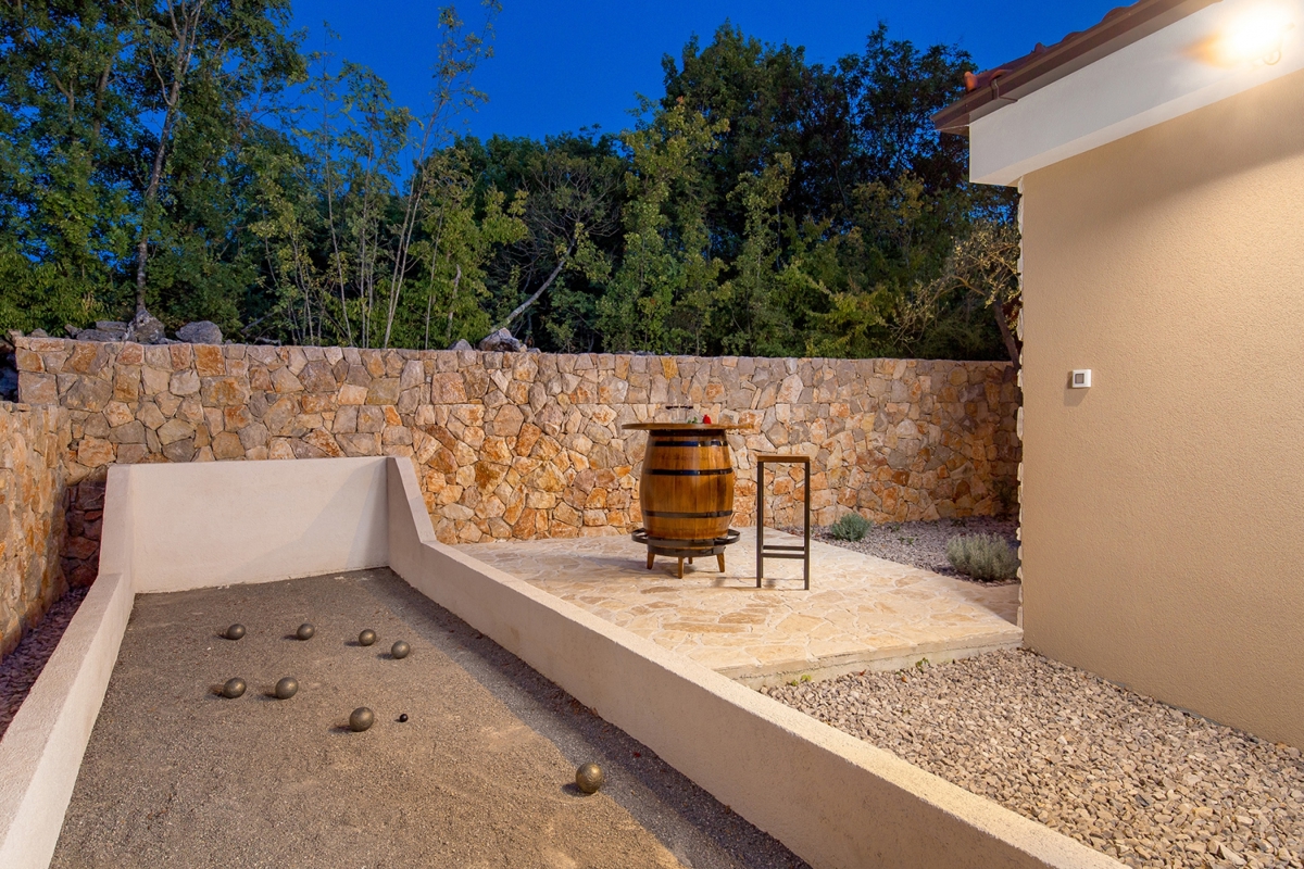 ISOLA DI KRK, KRAS - Autentica villa in pietra con piscina e campo da bocce nel cuore dell'isola di Krk