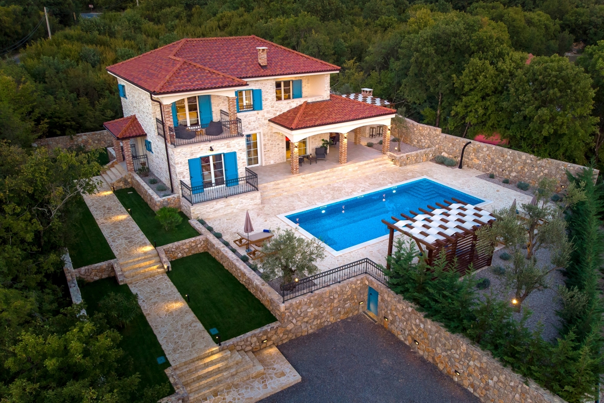 ISOLA DI KRK, KRAS - Autentica villa in pietra con piscina e campo da bocce nel cuore dell'isola di Krk