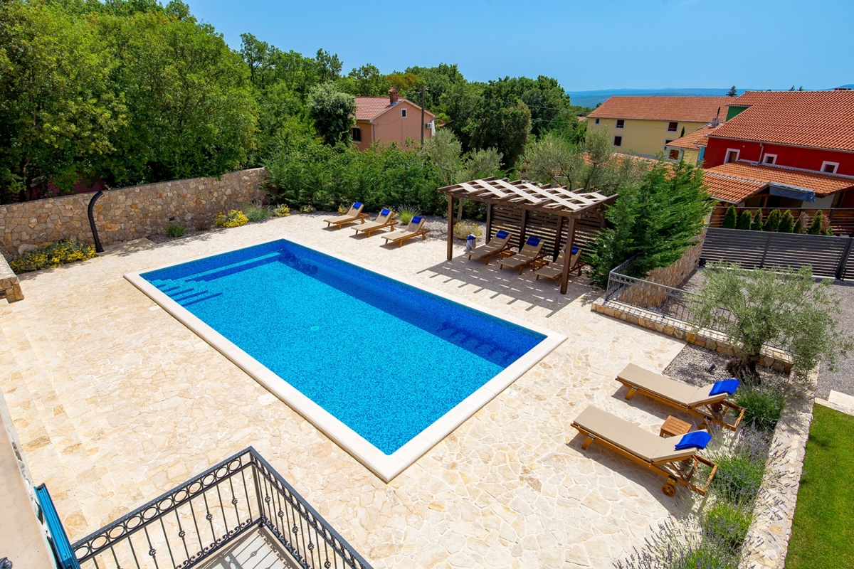 ISOLA DI KRK, KRAS - Autentica villa in pietra con piscina e campo da bocce nel cuore dell'isola di Krk