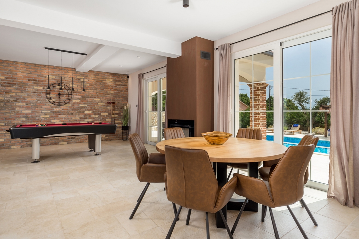 ISOLA DI KRK, KRAS - Autentica villa in pietra con piscina e campo da bocce nel cuore dell'isola di Krk