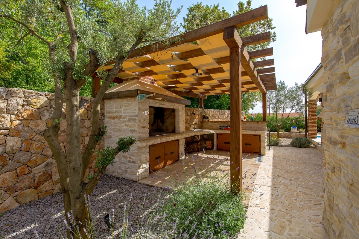 ISOLA DI KRK, KRAS - Autentica villa in pietra con piscina e campo da bocce nel cuore dell'isola di Krk
