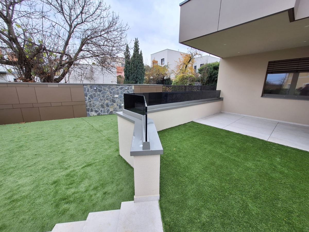 MAKSIMIR, Jordanovac - Appartamento premium con tre camere da letto al piano terra con giardino privato e garage