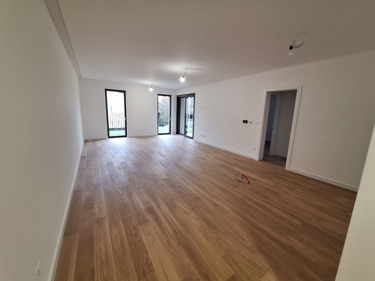 MAKSIMIR, Jordanovac - Appartamento premium con tre camere da letto al piano terra con giardino privato e garage