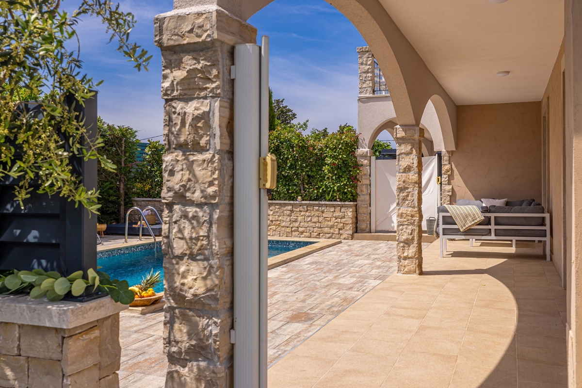 LINARDIĆI, ISOLA DI KRK - Villa autentica con piscina, vista mare e completa privacy