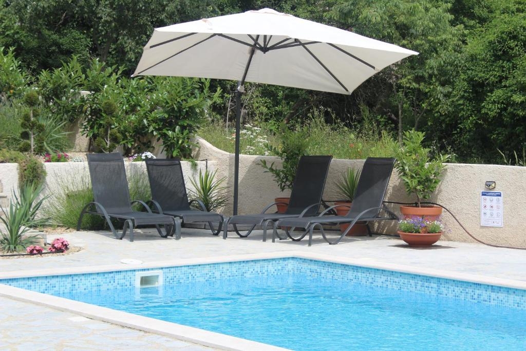 ISOLA DI KRK - Casa rustica con piscina