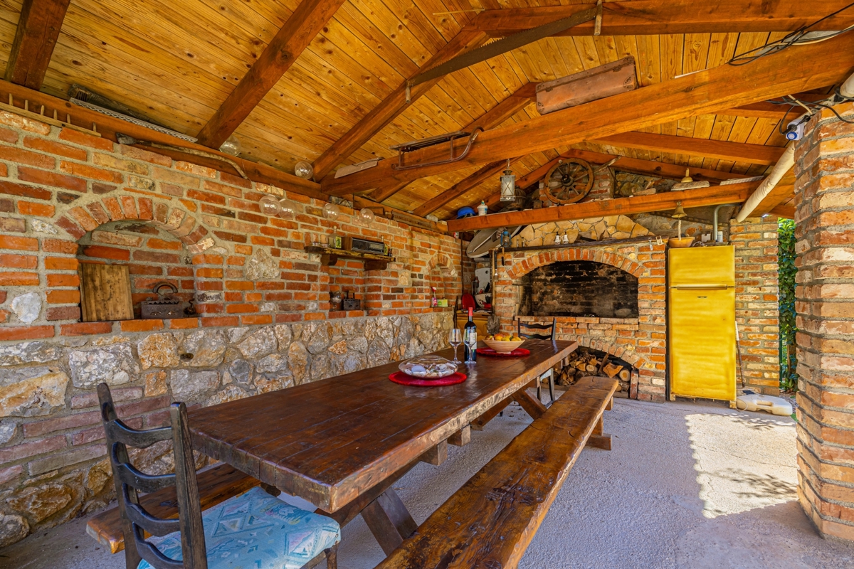 ISOLA DI KRK - Casa con piscina in una posizione tranquilla con vista sul mare