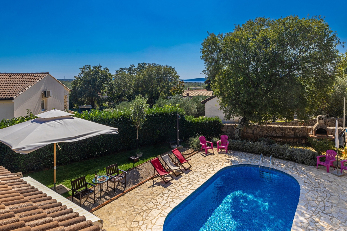 ISOLA DI KRK - Casa con piscina in una posizione tranquilla con vista sul mare