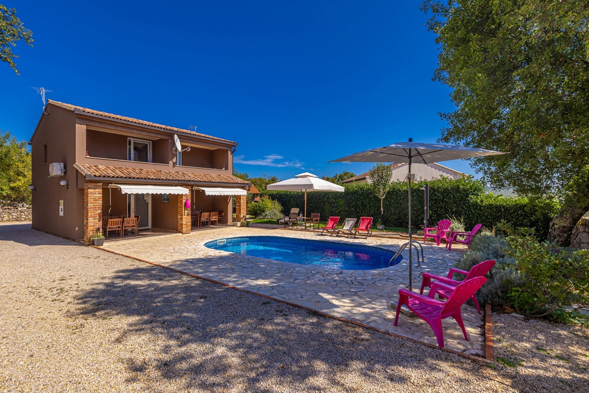 ISOLA DI KRK - Casa con piscina in una posizione tranquilla con vista sul mare