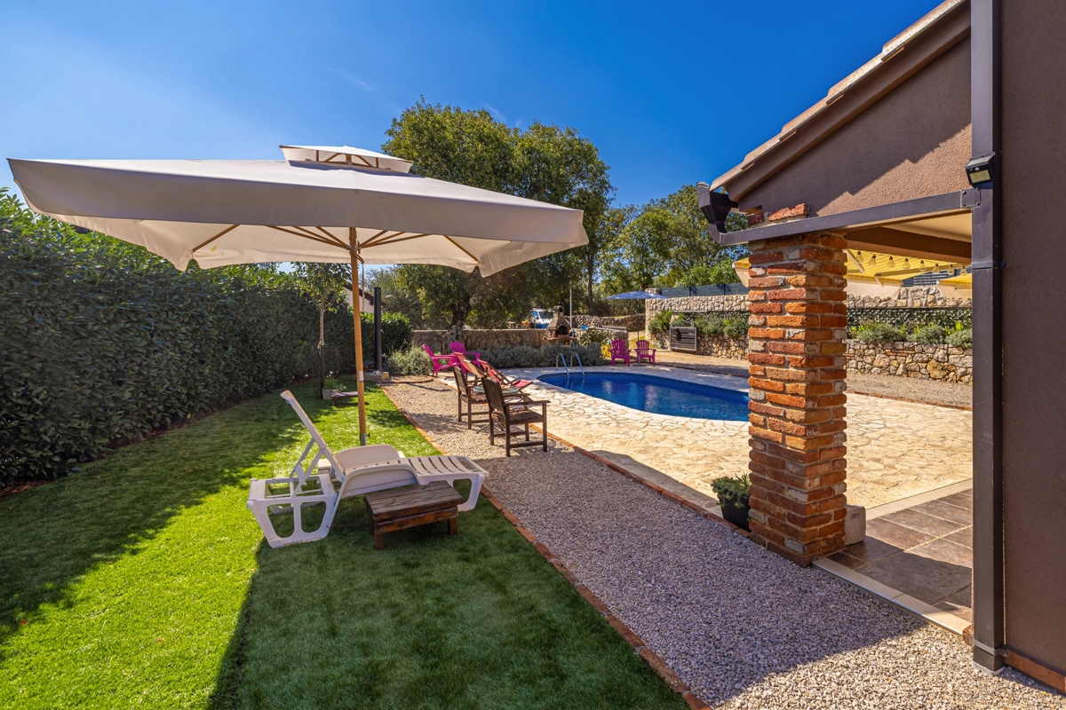 ISOLA DI KRK - Casa con piscina in una posizione tranquilla con vista sul mare