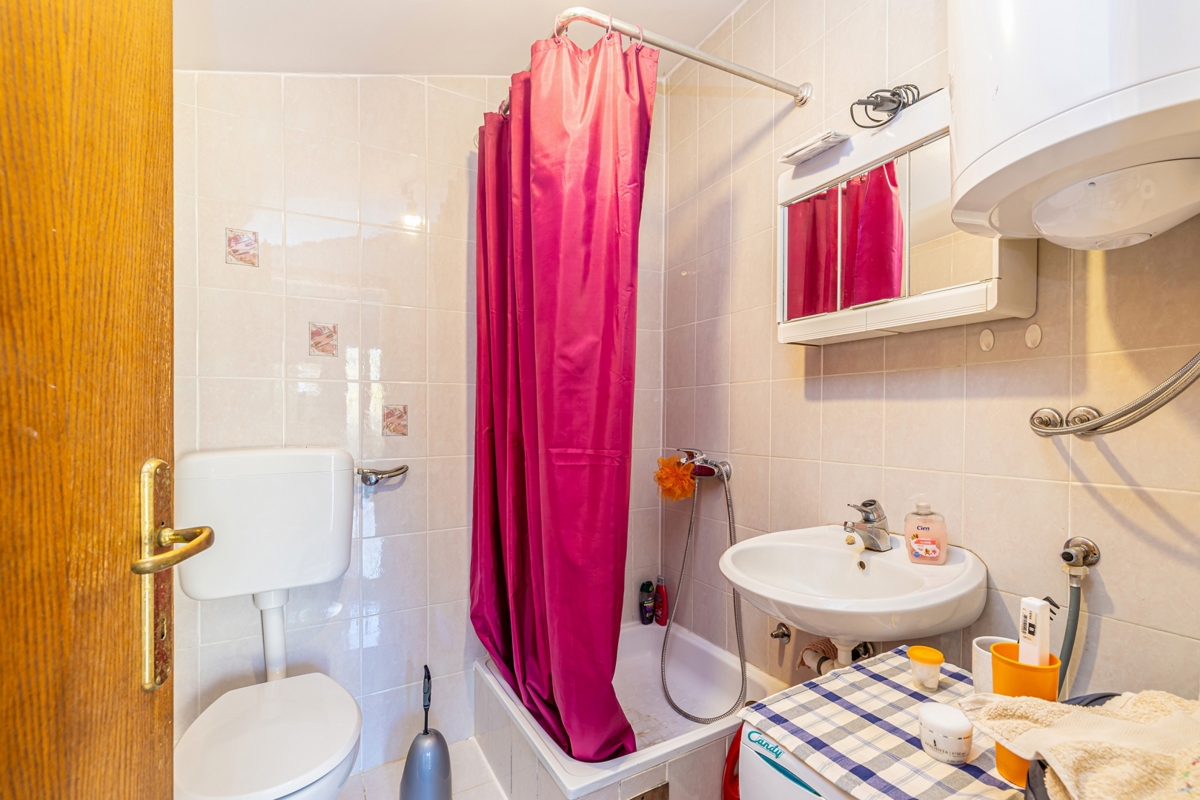 ISOLA DI KRK - Casa bifamiliare con due appartamenti