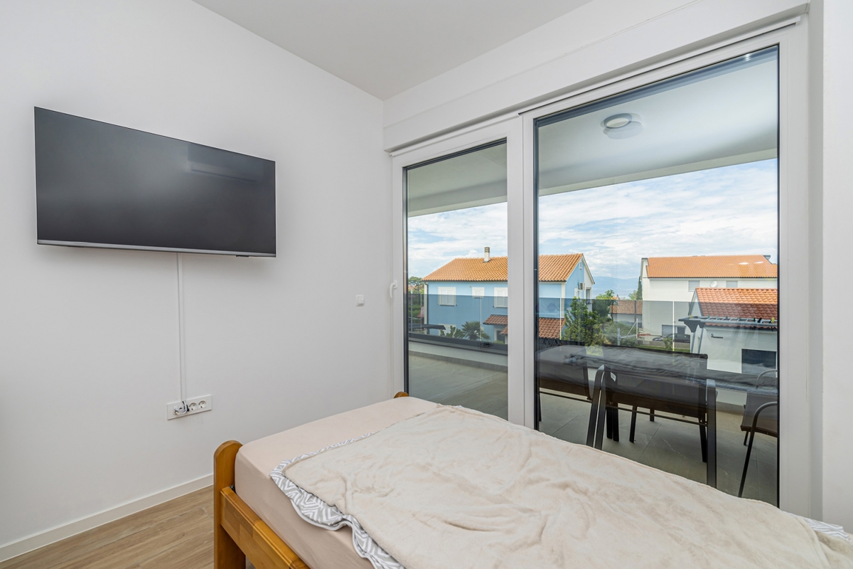 MALINSKA, ISOLA DI KRK – Moderna casa bifamiliare con piscina, vista mare e terrazza sul tetto