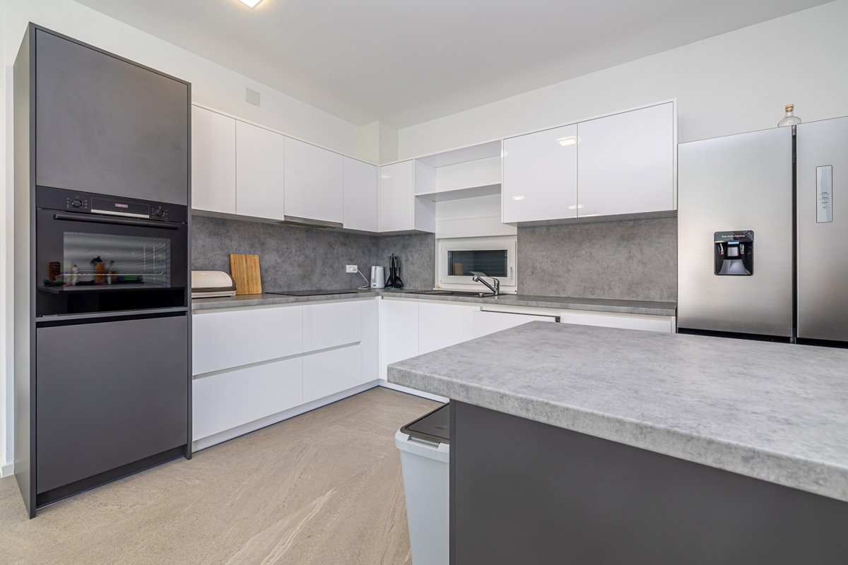 MALINSKA, ISOLA DI KRK – Moderna casa bifamiliare con piscina, vista mare e terrazza sul tetto