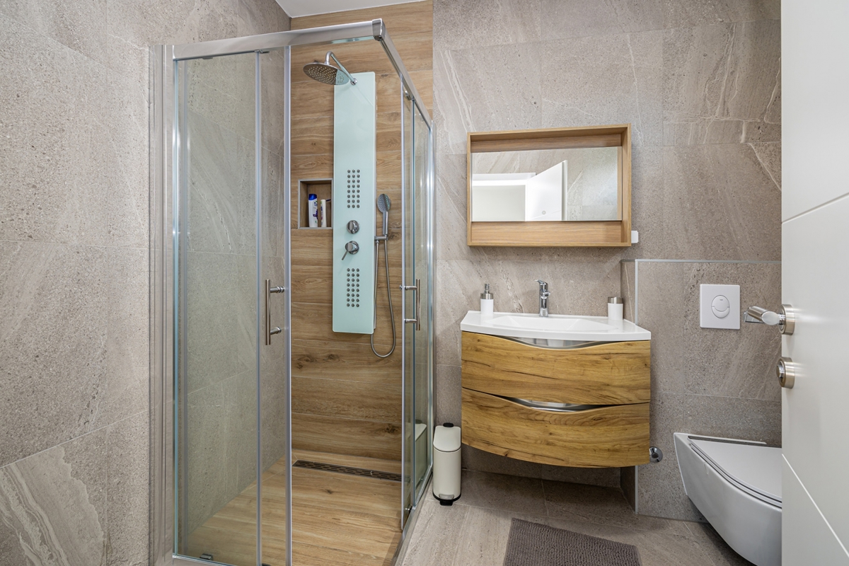 MALINSKA, ISOLA DI KRK – Moderna casa bifamiliare con piscina, vista mare e terrazza sul tetto