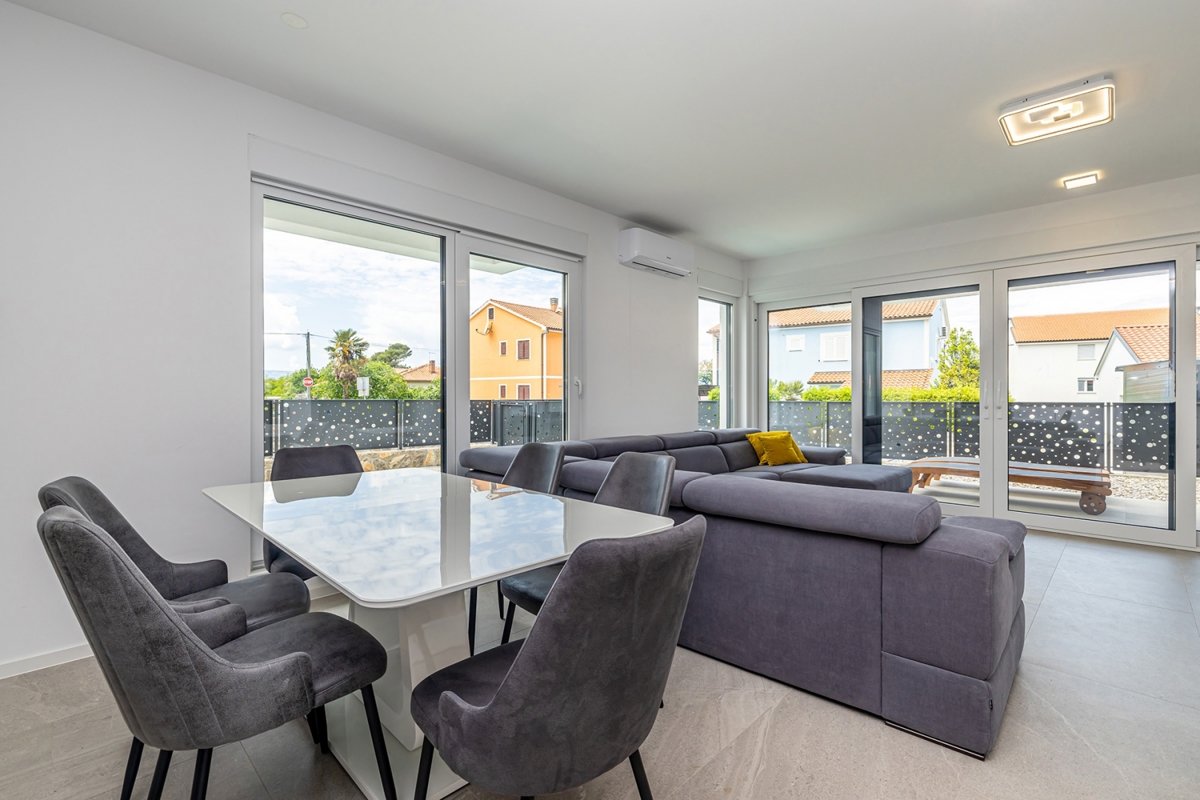 MALINSKA, ISOLA DI KRK – Moderna casa bifamiliare con piscina, vista mare e terrazza sul tetto