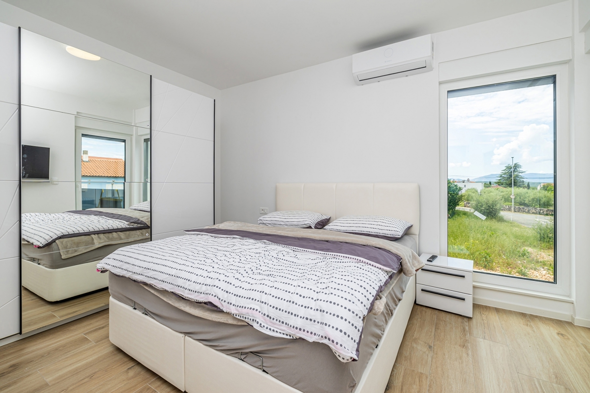 MALINSKA, ISOLA DI KRK – Moderna casa bifamiliare con piscina, vista mare e terrazza sul tetto