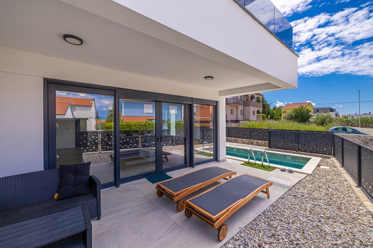 MALINSKA, ISOLA DI KRK – Moderna casa bifamiliare con piscina, vista mare e terrazza sul tetto