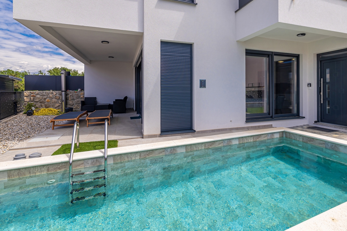 MALINSKA, ISOLA DI KRK – Moderna casa bifamiliare con piscina, vista mare e terrazza sul tetto