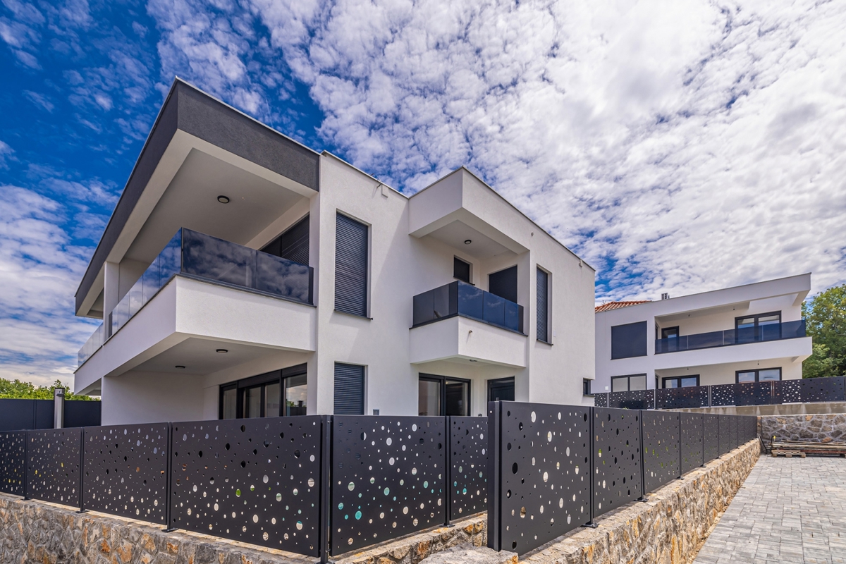 MALINSKA, ISOLA DI KRK – Moderna casa bifamiliare con piscina, vista mare e terrazza sul tetto