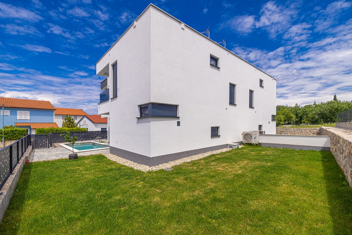 MALINSKA, ISOLA DI KRK – Moderna casa bifamiliare con piscina, vista mare e terrazza sul tetto