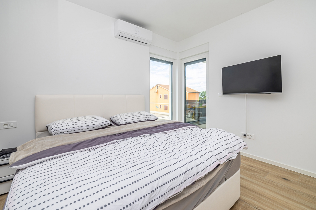 MALINSKA, ISOLA DI KRK – Moderna casa bifamiliare con piscina, vista mare e terrazza sul tetto