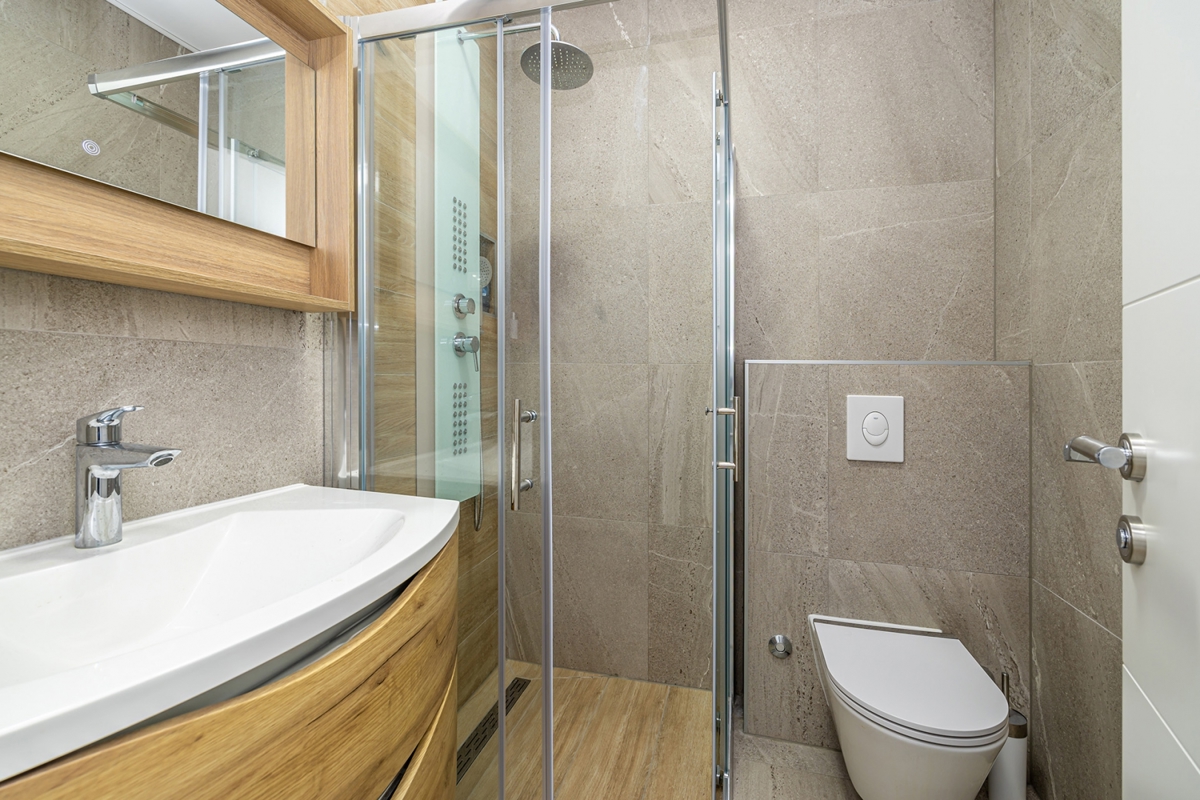 MALINSKA, ISOLA DI KRK – Moderna casa bifamiliare con piscina, vista mare e terrazza sul tetto