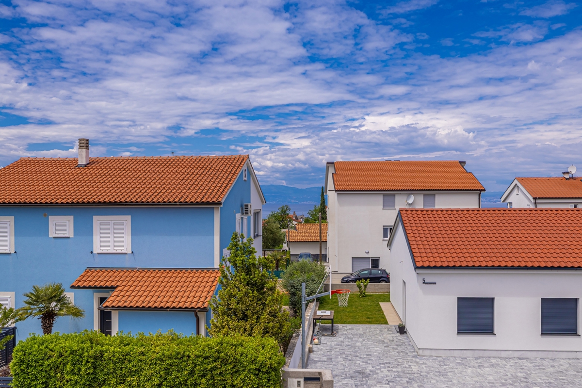 MALINSKA, ISOLA DI KRK – Moderna casa bifamiliare con piscina, vista mare e terrazza sul tetto