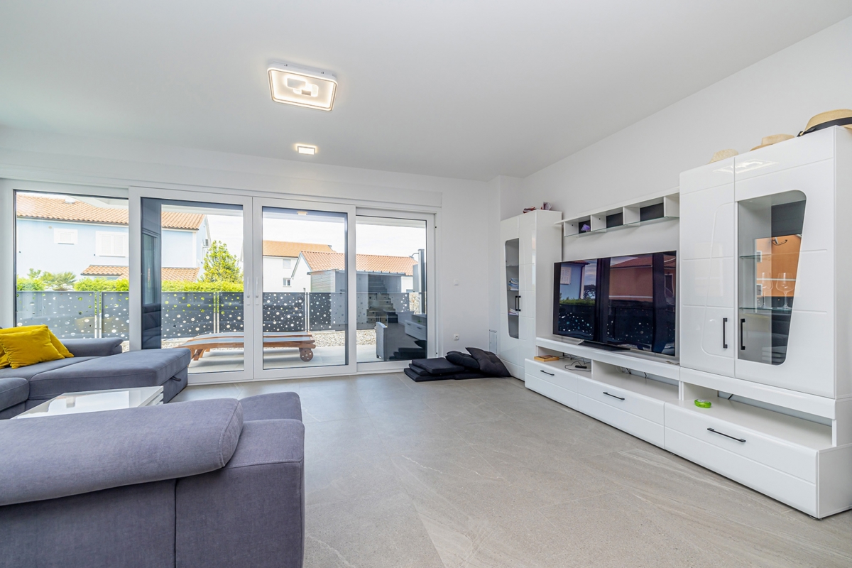 MALINSKA, ISOLA DI KRK – Moderna casa bifamiliare con piscina, vista mare e terrazza sul tetto