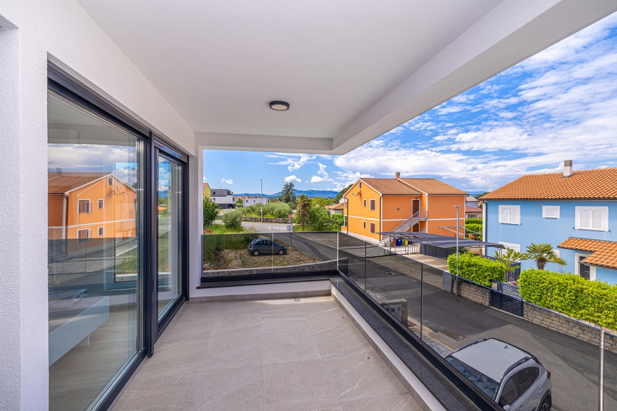 MALINSKA, ISOLA DI KRK – Moderna casa bifamiliare con piscina, vista mare e terrazza sul tetto