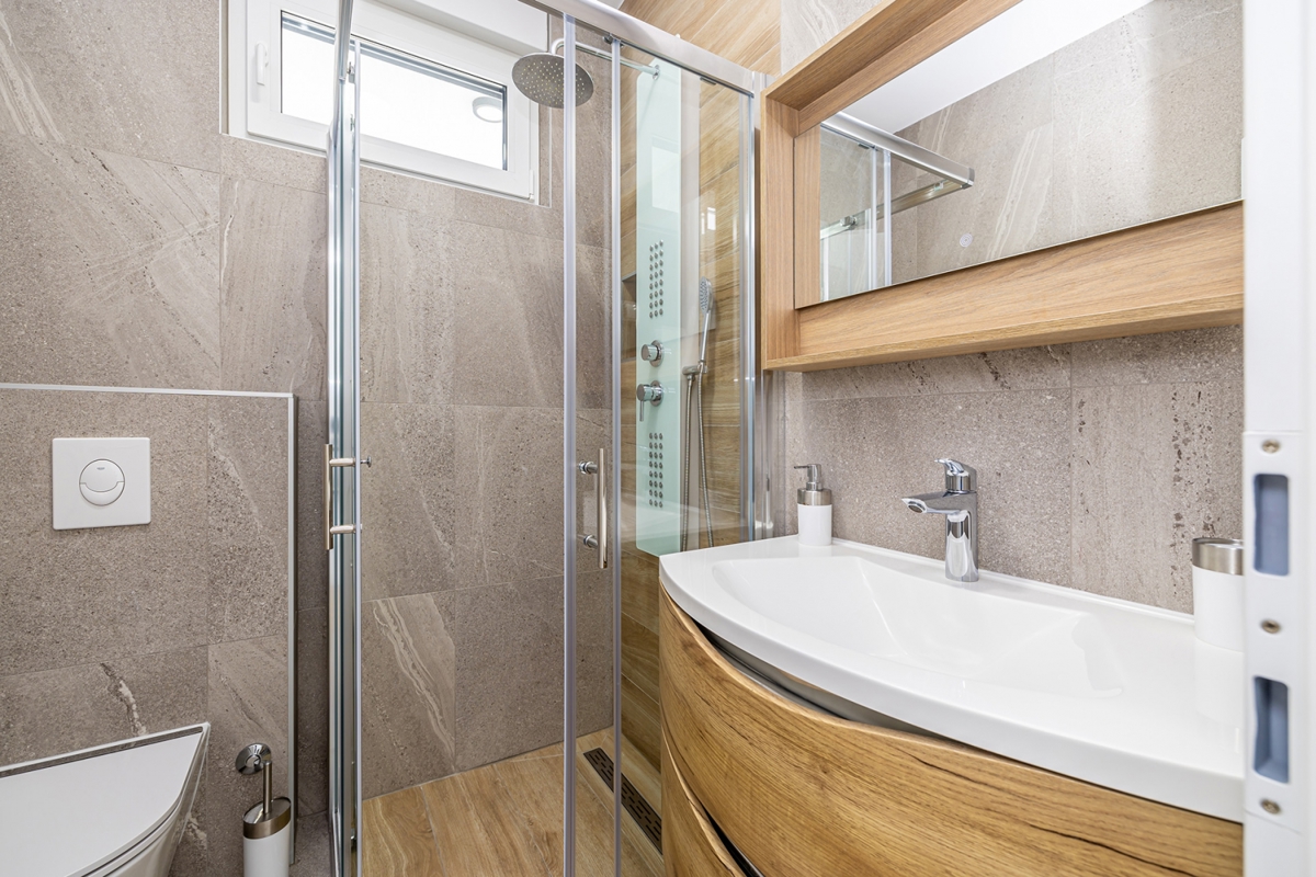 MALINSKA, ISOLA DI KRK – Moderna casa bifamiliare con piscina, vista mare e terrazza sul tetto