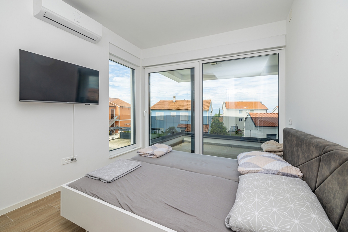 MALINSKA, ISOLA DI KRK – Moderna casa bifamiliare con piscina, vista mare e terrazza sul tetto