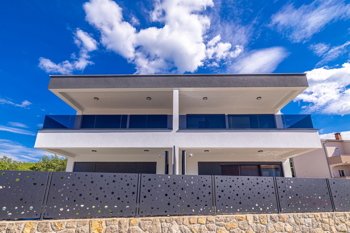 MALINSKA, ISOLA DI KRK – Moderna casa bifamiliare con piscina, vista mare e terrazza sul tetto