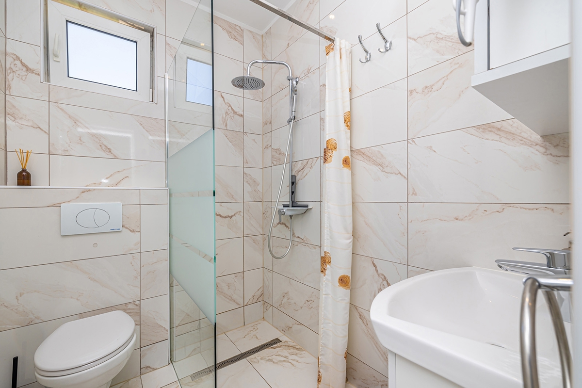 CITTÀ DI KRK, dintorni – Casa indipendente con piscina e vista mare