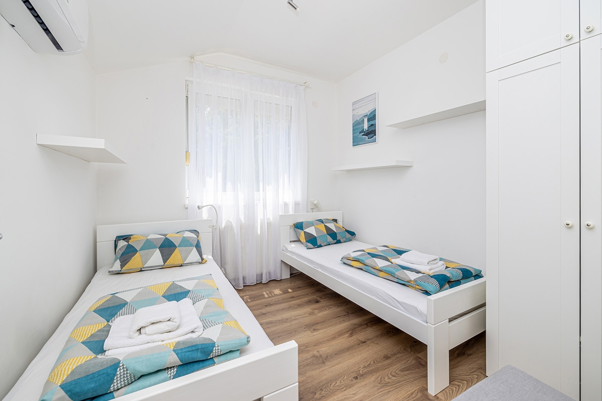 CITTÀ DI KRK, dintorni – Casa indipendente con piscina e vista mare