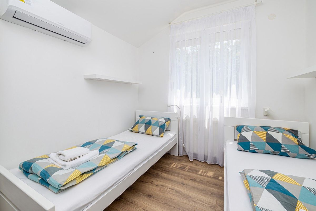 CITTÀ DI KRK, dintorni – Casa indipendente con piscina e vista mare