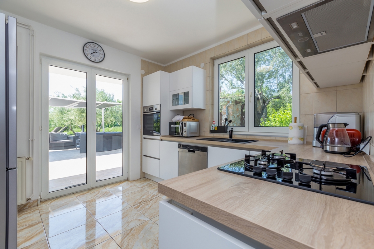 CITTÀ DI KRK, dintorni – Casa indipendente con piscina e vista mare